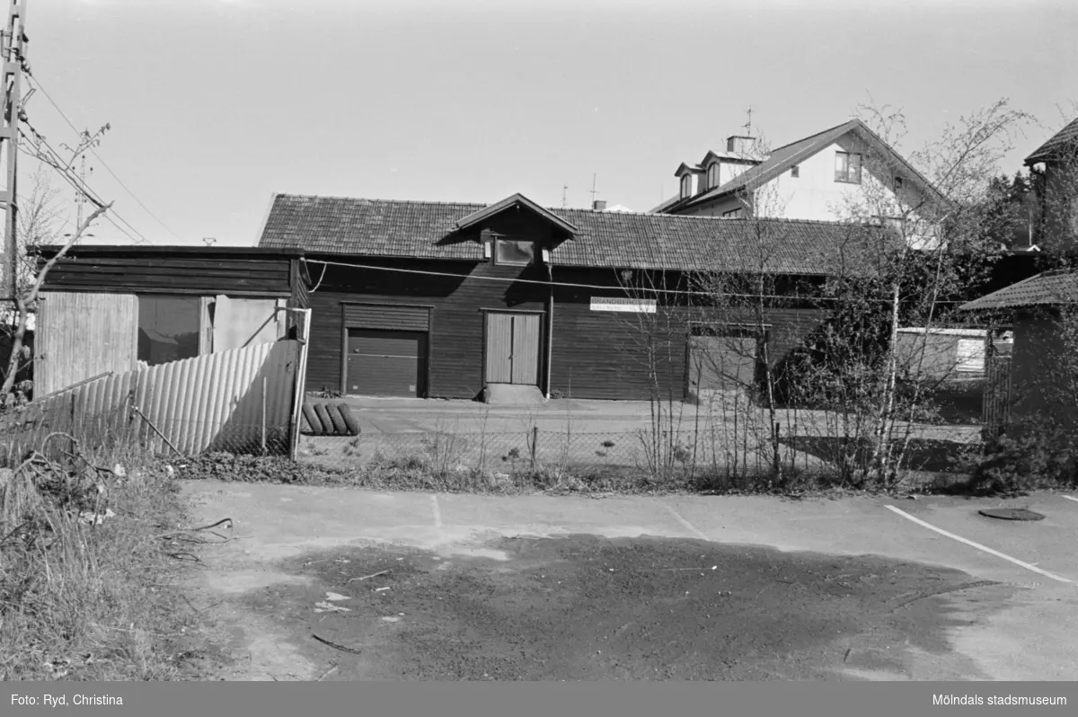 Byggnadsdokumentation av gårdshus intill järnvägen. "Brandbergs el" på Gamla Riksvägen 42 i Kållered, 1992.