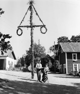 Lantbrevbärare Erik Johansson och Fru V. Andersson, Bammarboda gård.

Den bilåkande lantbrevbäraren Erik Johansson arbetade på linjen Åkersberga-Singö-Björnhuvud-Åkersberga.

Foto augusti 1961.