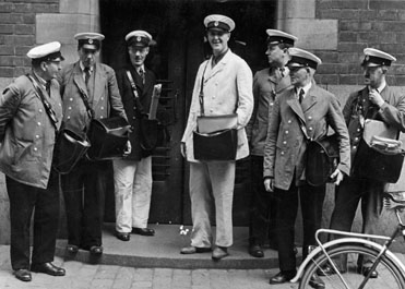 Värdebrevbärare samlade utanför postkontoret Stockholm 1 år  1942. I mitten (i vit uniform) K Albin Ward. (Minnesinsamlingen  - 286).