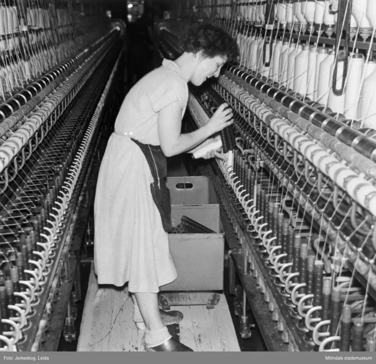 Elsy arbetar vid en spinnerimaskin på Krokslätts fabrik, 4:e våningen, 1958.