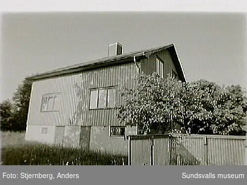 Den s.k. LO-villan. I samband med föreningsrättsstriderna i sundsvallsdistriktet 1899 förvärvade Landsorganisationen fastigheten för att ge husrum åt de arbetare som hade blivit avskedade och avhysta från Gustavsbergs sågverk.I juni 1996 återinvigdes LO-villan igen av LO-ordföranden Bertil Jonsson.