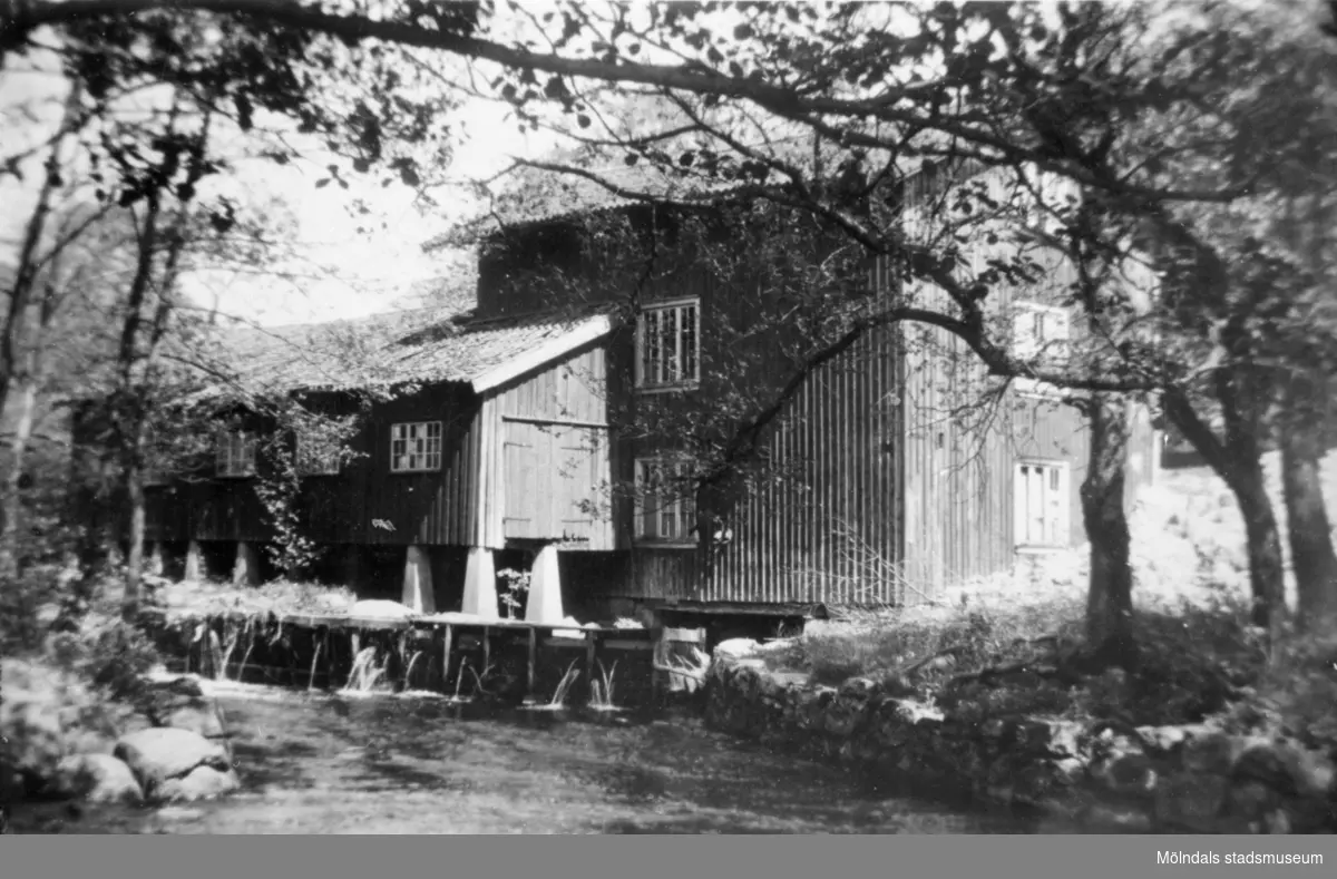 Kvarnen i Lindome med ålkistor i Lindomeån, 1950-talet.