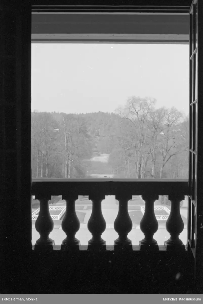 Dokumentationsbilder från Gunnebo slott våren 1992. Inredningsmiljö, konstföremål och möbler av varierande slag. Här visas vägen från parkeringen (mot huvudentrén) fotograferad inifrån, genom ett fönster.