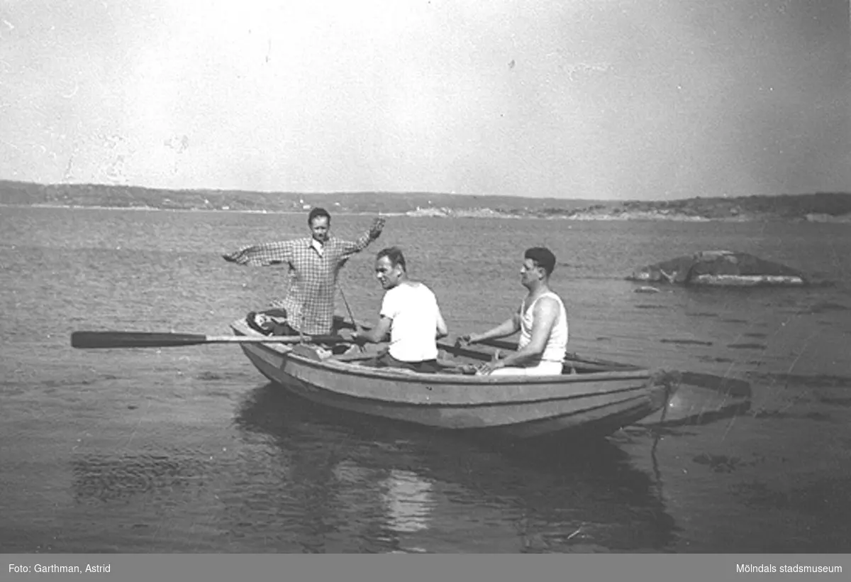 I familjen Garthmans eka vid Näset. Från vänster: Leif Garthman, Egron Andersson och Helmer Garthman. 1950-tal.