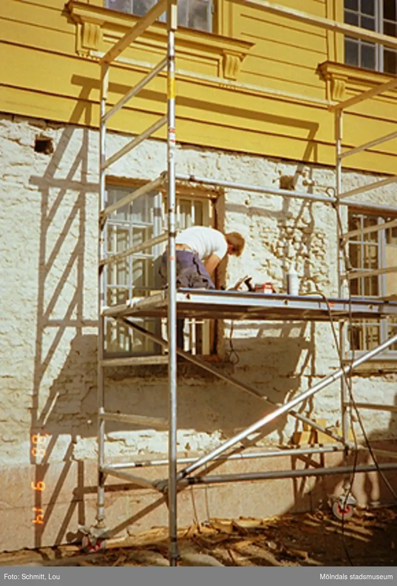 En byggnadsställning och fasadarbete vid Gunnebo slott 1988.