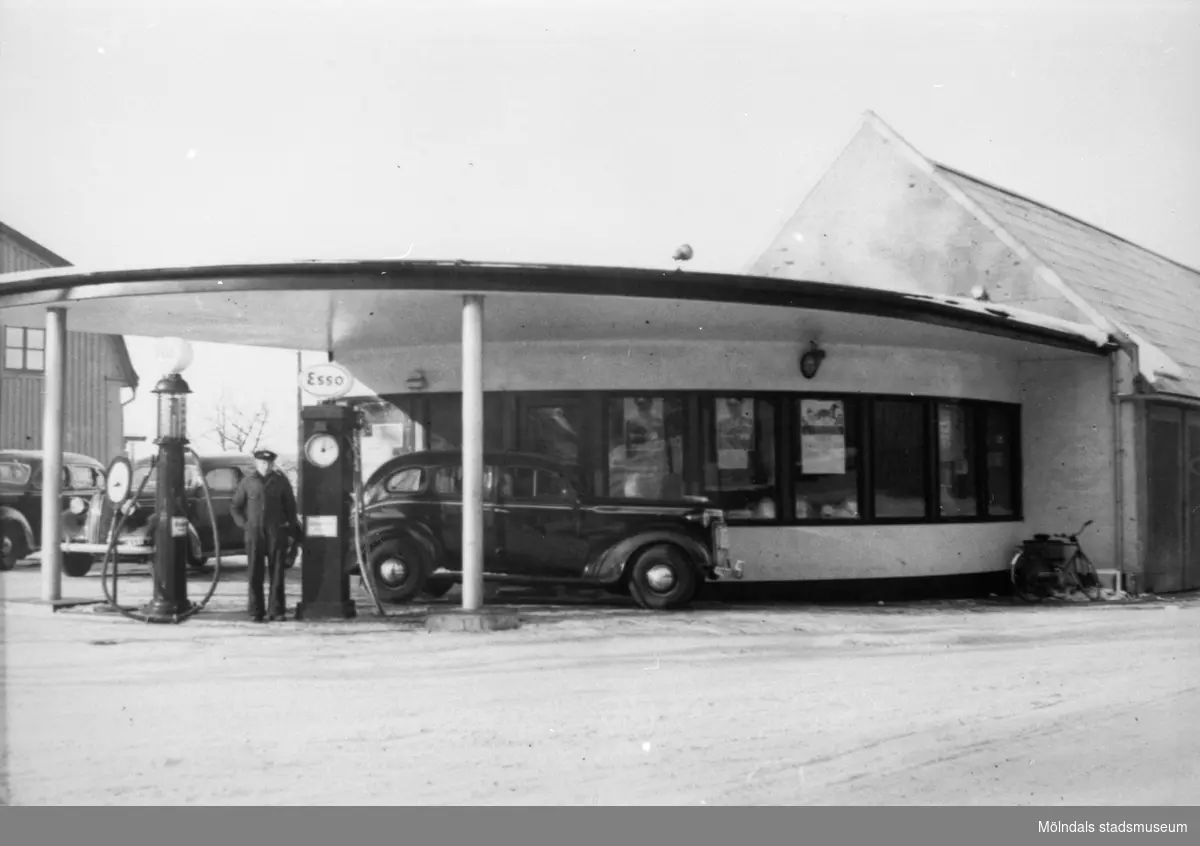 Gunnar Olssons bensinstation (Esso-tappen) i vinkeln av Frölundagatan och Toltorpsgatan år 1946.