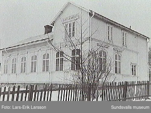 Baptistkapellet. Baptistkyrkans fastighet, som ägdes av sällskapets Söndagskolans Vänner, var belägen i hörnet Ortviksvägen-Vasagatan. Kyrkolokalen hade uppförts vid sekelskiftet och pastorsbostaden hade tillkommet 1933.