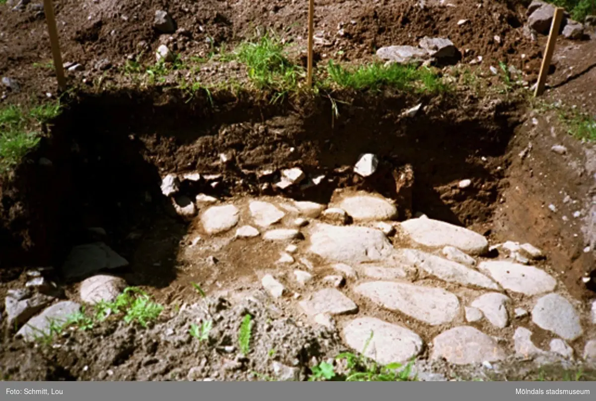 Ett utgrävningsschakt i Gunnebo slotts köksträdgård "A", augusti 1995.