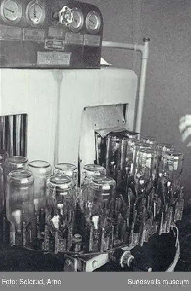 Distriktslaboratoriet i Högoms gamla skola, Selånger, invigdes 1953 och flyttade 1965 till Matfors, Tuna sn.
01 Acd-lösning fylls på glasflaskor
02 Sköljning av glasflaskor
03-04 Acd-lösning för blodgivare fylls på glasflaskor
05 Diskmaskin för glasflaskor
06 Autoklav för sterilisering av läkemedel, företrädesvis lösningar.
