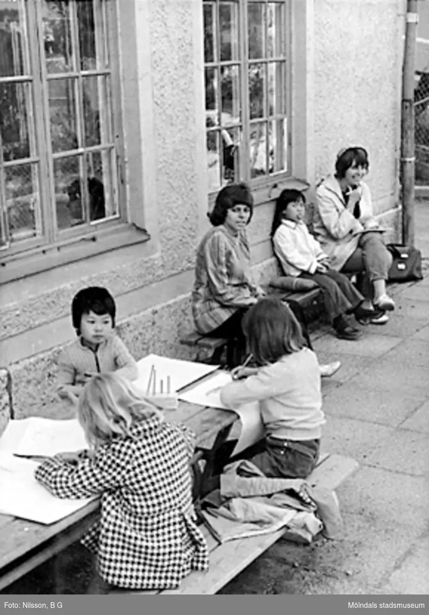 Lärarinnor och dagisbarn som är utomhus. Holtermanska daghemmet juni 1973.