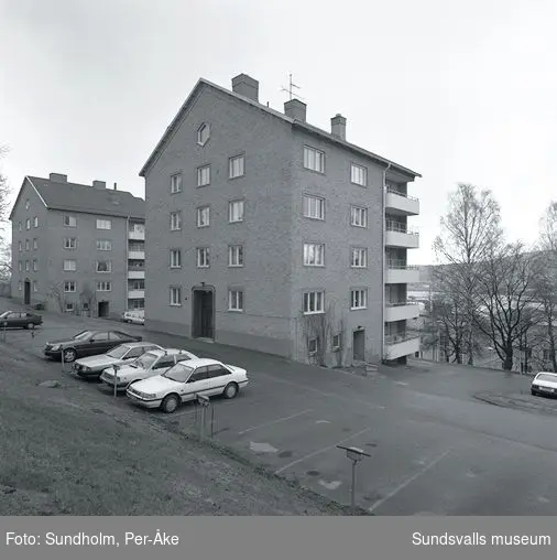 Inventering av 1940- och 50 -talsområden utförd av Inger Söderholm, 1997. Tivolivägen 14,14-16, 14-18, 18,  Norrlidsgatan 11, 13.