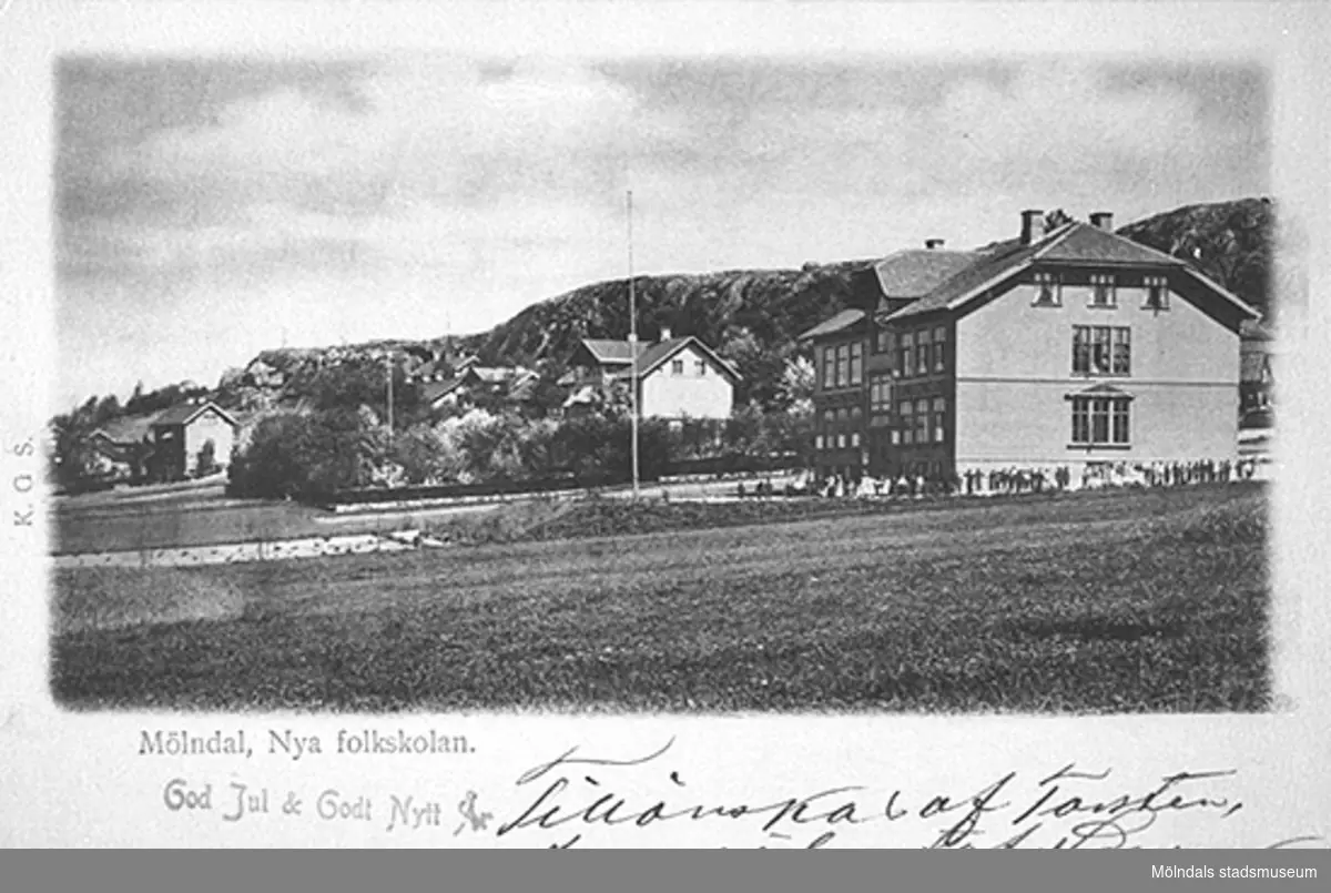 Till höger ses Trädgårdsskolan (byggd 1900) och vänster därom Länsmans J. V. Geddas (1839-1915) villa (nuvarande Störtfjällsgatan 1-7). 1900-1920-tal.