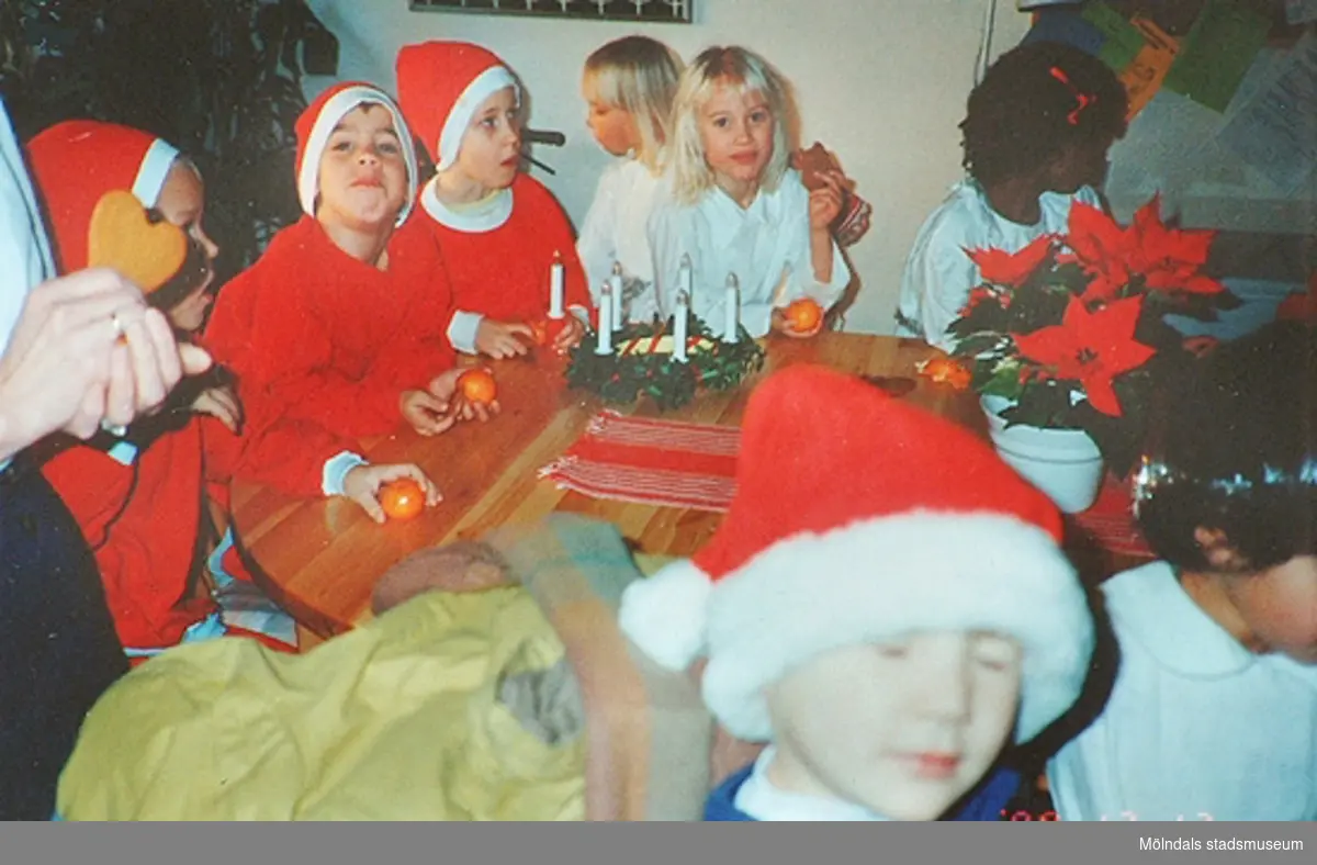 6-åringarna från Katrinebergs daghem lussefirar pensionärerna år 1990.