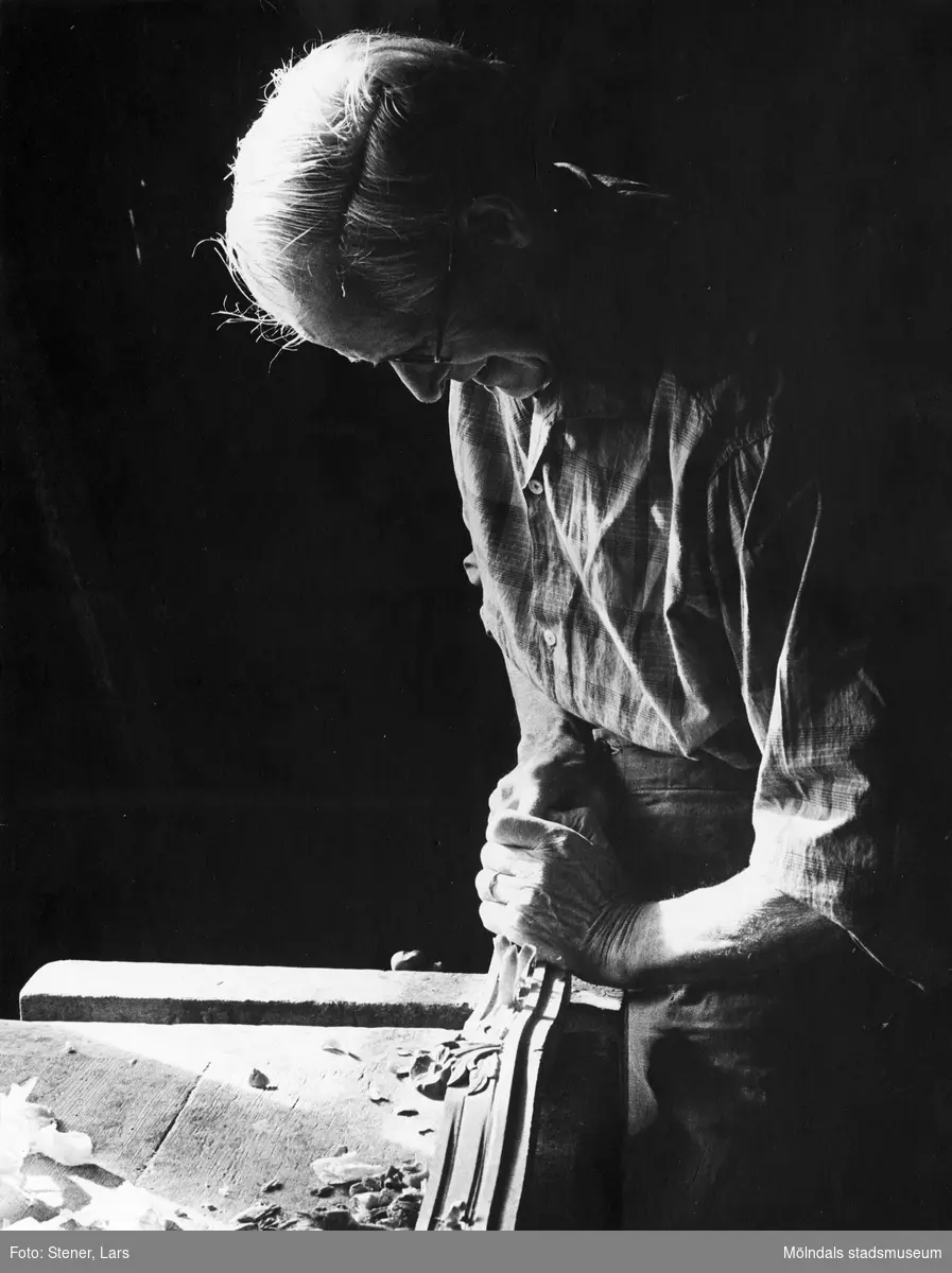 Snickaren Albert Palmstedt. Albert tillverkade bl. a Göteborgsstolar. Han avled 1974. Fotografiet är taget i slutet av 1960-talet, i alla fall före sommaren 1969.