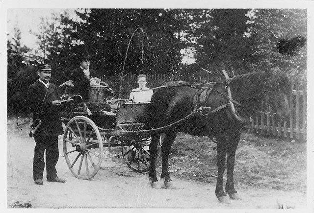 Hästpostföring å linjen Taberg-Grevsjö-Bredaryd i början på
1900-talet, T.v. en postiljon, t.h. postförare Arvid Andersson,
Tranhult.