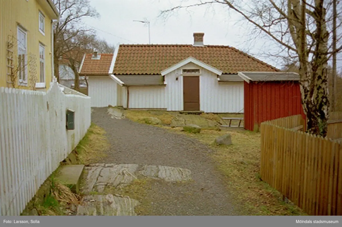 Byggnadsdokumentation av bostad, uthus och trädgård. Rosendal 12 på Stockliden 7, 2002-03-15.