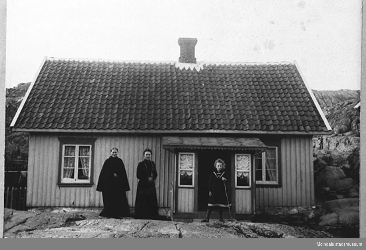 Besök hos mormor på Dyngö i Fjällbacka, början av 1920-talet. Nora Krantz och dottern Rosa är på besök hos Noras mamma, Hilma Westerberg. Från vänster: Hilma, Nora, Rosa.