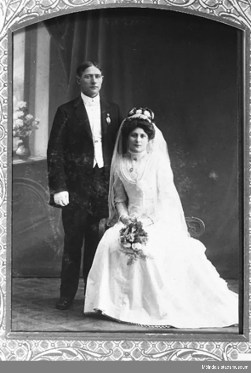Brudparet Theresia (född Westerberg) och Frank Johansson, Fjällbacka 1911. Bruden är syster till givarens mormor.