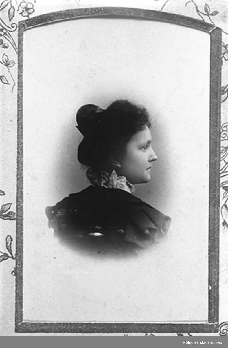 Inramat fotografi av Nora Westerberg (gift Krantz), Fjällbacka 1890-tal.
