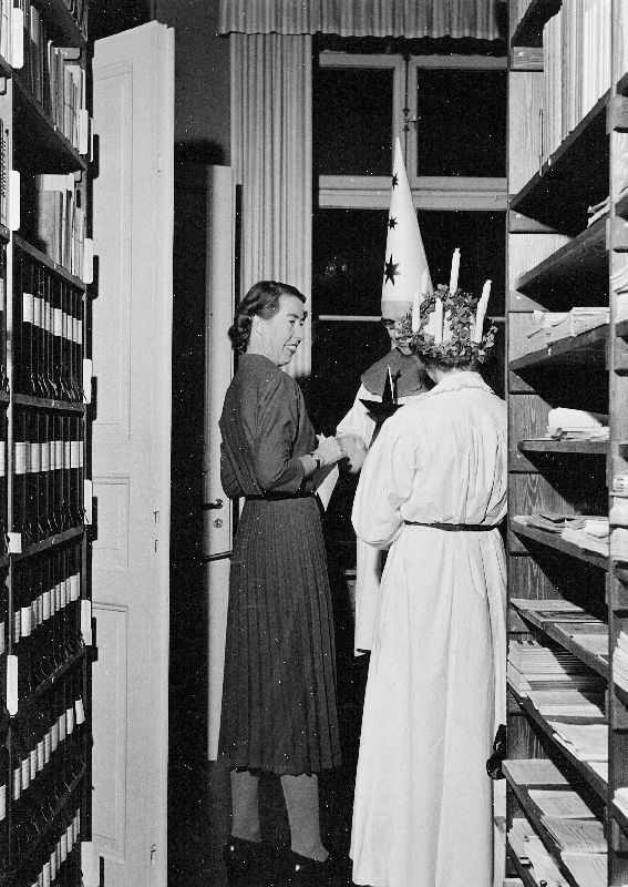Från vänster: Lucian fröken Birgitta Nyberg, Votele Org och fröken
Ingegerd Holmberg, i biblioteket.