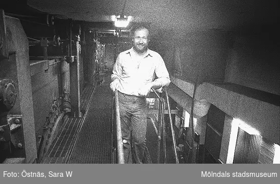 Juris Kuvalds på pappersfabriken i Byggnad 6, 1980-tal. Bilden ingår i serie från produktion och interiör på pappersindustrin Papyrus.