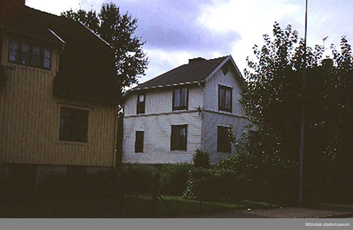 Byggnadsdokumentation av bostadshus på Barnhemsgatan 17, Nejonögat 12, Broslätt 1990.