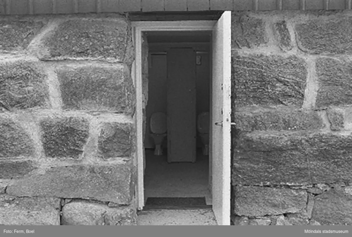 Toaletter under hönshuset. Hembygdsgården/Börjesgården i Hällesåker, Lindome 1992-06-29.