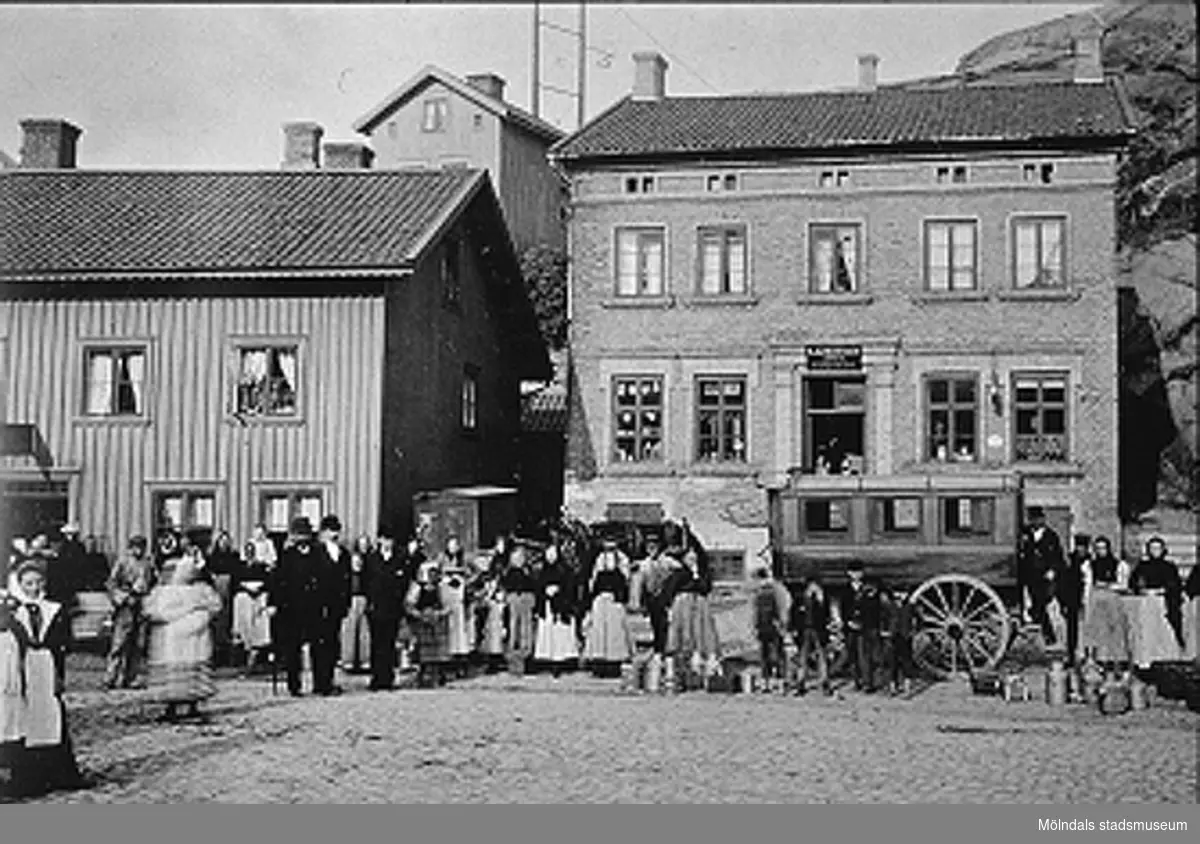 Viktualieföreningens hus/Gamla brandstationen är huset till höger. Avfotograferad bild ur "Mölndals 50".