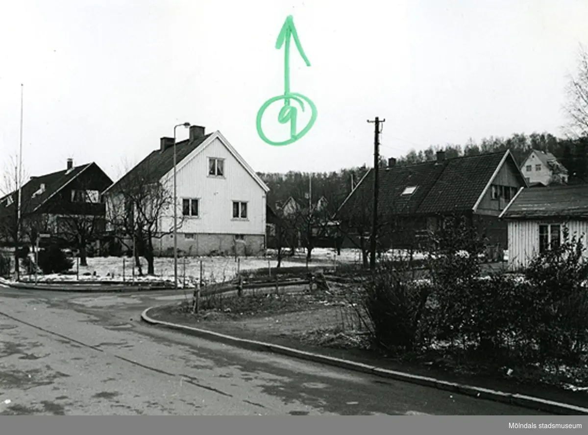 Bostadshus på Fässbergsgatan i Toltorpsdalen, 1970-tal. Troligtvis tomten på hörnet av Fässbergsgatan/Lyckogatan.