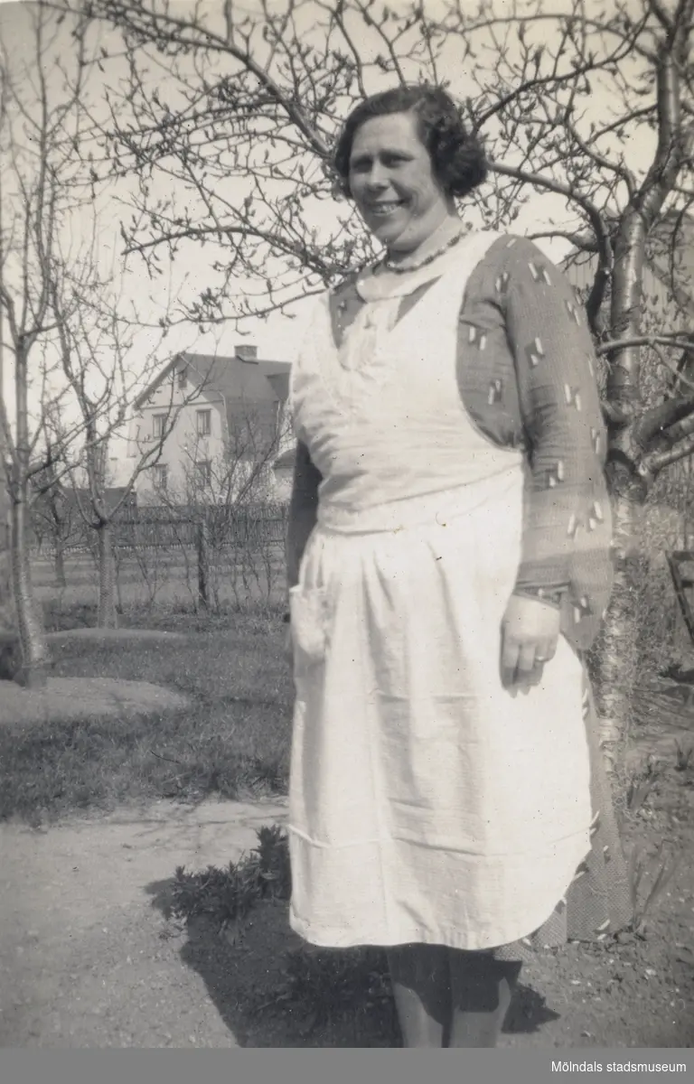 Hilda Börjesson Hallgren fotograferad i trädgården. Fotografi ur album som tillhört Åke Börjesson.