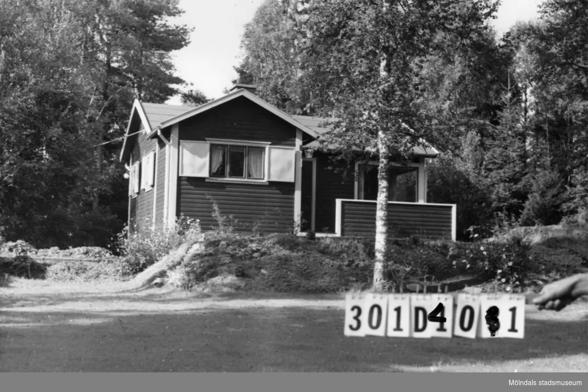 Byggnadsinventering i Lindome 1968. Inseros 1:69.
Hus nr: 301D4001.
Benämning: fritidshus och redskapsbod.
Kvalitet: god.
Material: trä.
Tillfartsväg: framkomlig.
Renhållning: soptömning.
