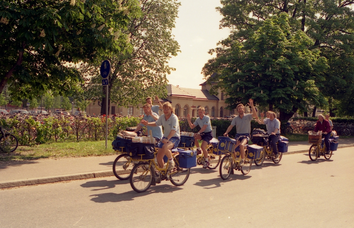 Cyklande brevbärare på väg från Postens depå på Bäverns gränd i Uppsala, 1995.