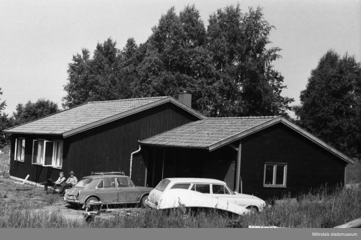 Byggnadsinventering i Lindome 1968. Gårda 2:76.
Hus nr: 569D1013.
Benämning: permanent bostad.
Kvalitet: mycket god.
Material: trä.
Övrigt: tillbyggt garage.
Tillfartsväg: framkomlig.
Renhållning: soptömning.