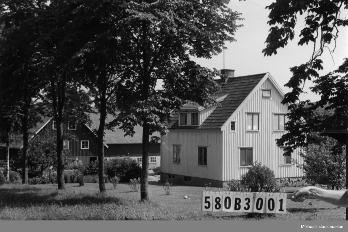 Byggnadsinventering i Lindome 1968. Knipered 4:3.
Hus nr: 580B3001.
Benämning: permanent bostad och ladugård.
Kvalitet, bostadshus: god.
Kvalitet, ladugård: mycket god.
Material: trä.
Tillfartsväg: framkomlig.