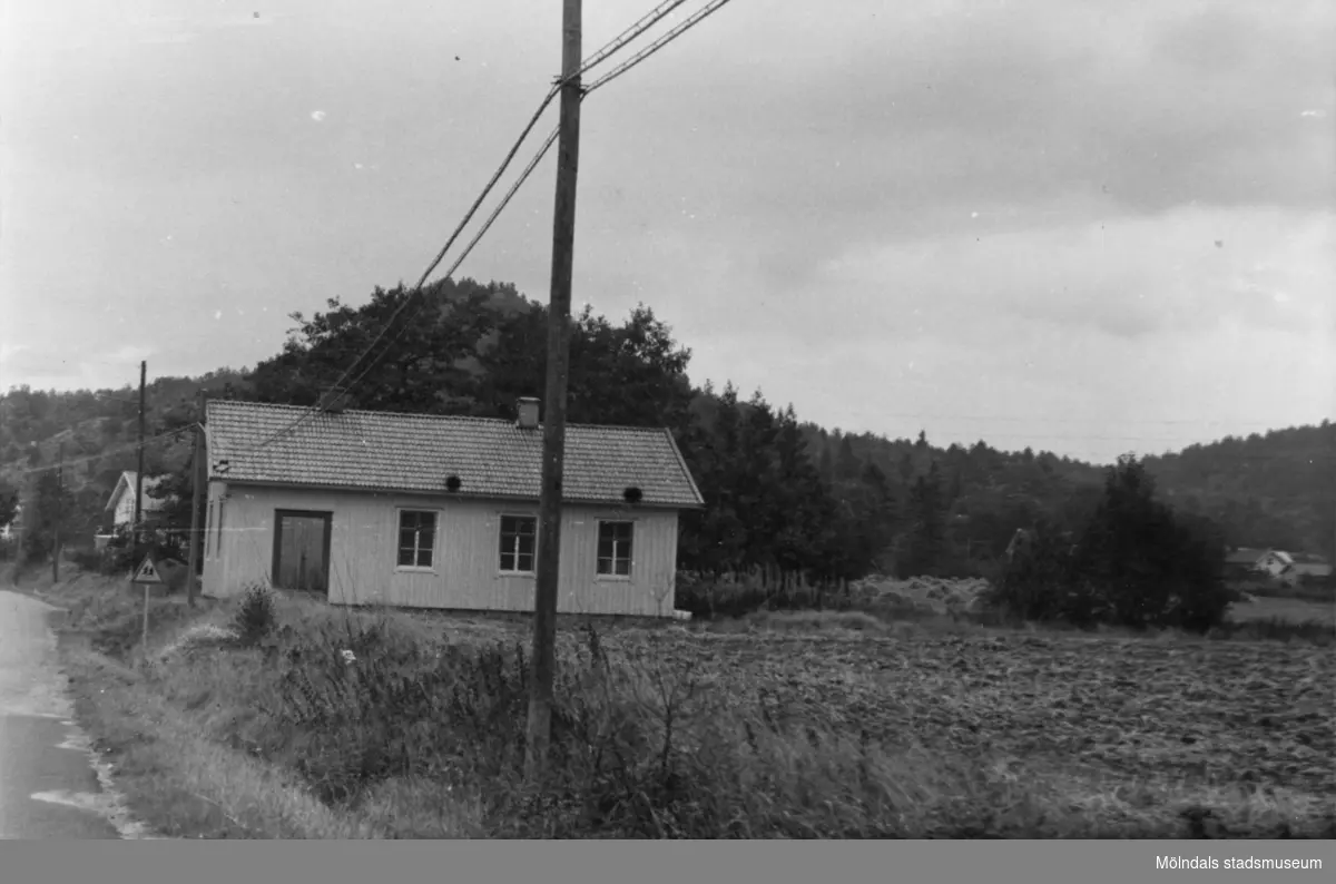 Byggnadsinventering i Lindome 1968. Hällesåker 1:14.
Hus nr: 590B3001.
Benämning: permanent bostad.
Kvalitet: god.
Material: trä.
Övrigt: verkar vara oanvänt. Skolhus?
Tillfartsväg: framkomlig.