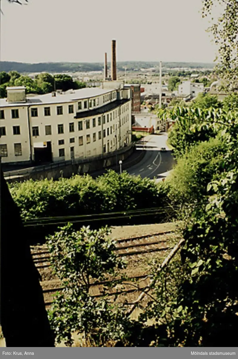 Utsikt över Mölndals Kvarnby, år 1999. Till vänster ses f.d Musikhuset (tidigare "Strumpan") och "Kråkan" (Kvarnbygatan).