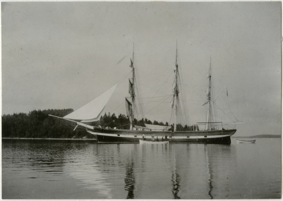 [från fotobeskrivningen:] [---] "Skolskeppet ABRAHAM RYDBERG I till ankars på Trälhavet. Foto från början ab [sic] 1890-talet." [---]