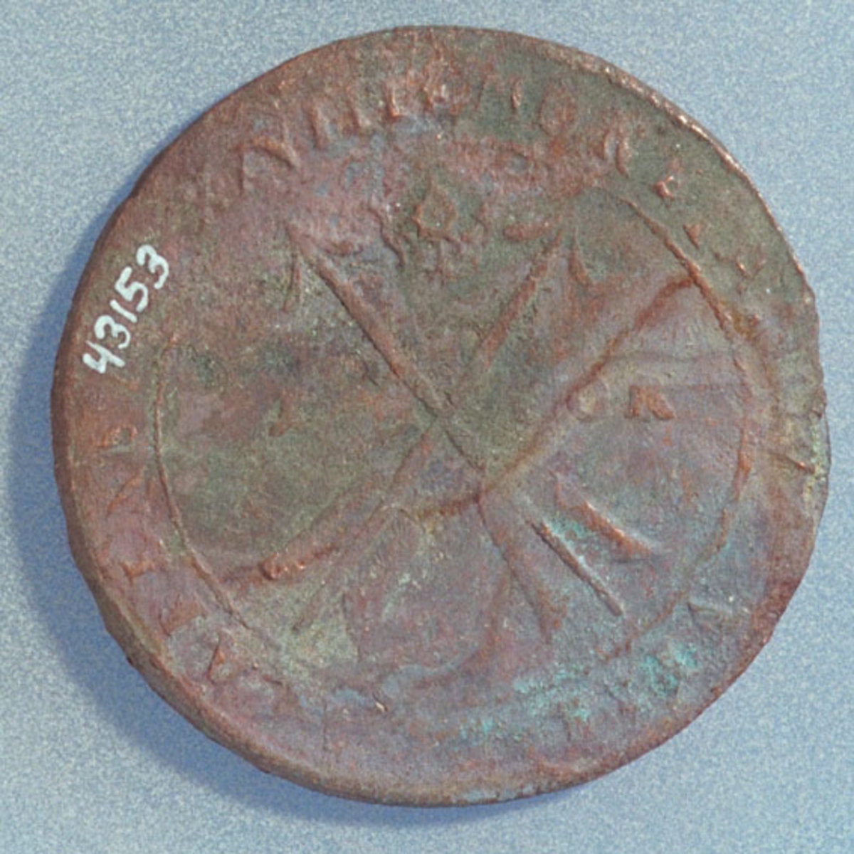1 öre
Runt mynt.
Bägge sidor slitna och korroderade.
Vikt: 25,1 gram.