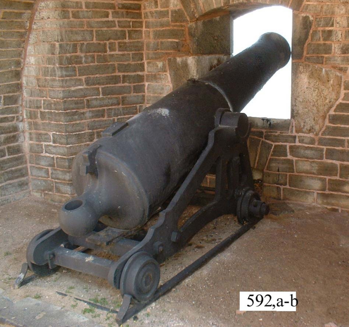 230 cm slätborrad bombkanon av 93,6 kulors vikt, av gjutjärn, Kanonens gjutnings nr 80.