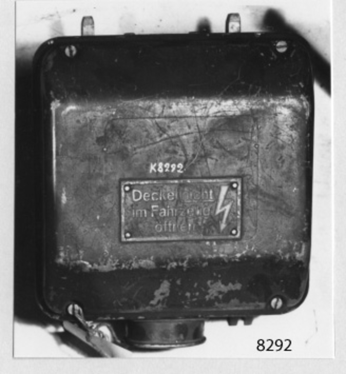 Sändaraggregat, typ U 10a 1. Helt inbyggd i en kåpa av lättmetall emd lock som fasthålles med 4 st skruvar. På undersidan kraftuttag. Svartmålad. Märkt: typ U. 10 a 1. Nr 116 559.
NV 12 volt 67 ampere. HV 350  0,115. Umd/min 3500 h % 50.
Baujahr 1944.