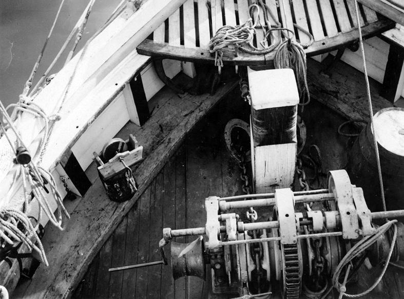 Saga av Hven. 3 m skonare med hjälpmotor. Byggd i Simrishman 1920. Fördäck