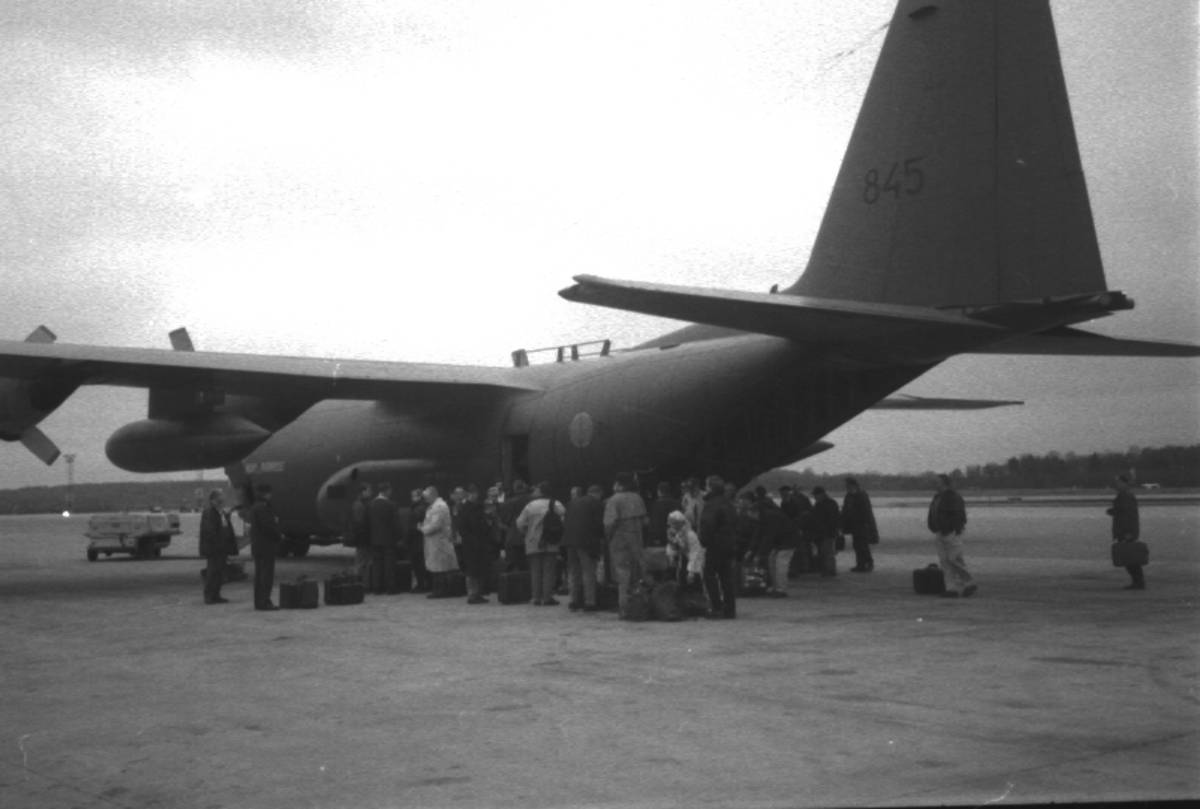 Kurs för förbandsföreståndare
Det svenska flygvapnets transportplan Herkules, som i mars 1998, tranporterar deltagarna i SFHM kurs för förbandsföreståndare m fl från Visby till Arlanda.