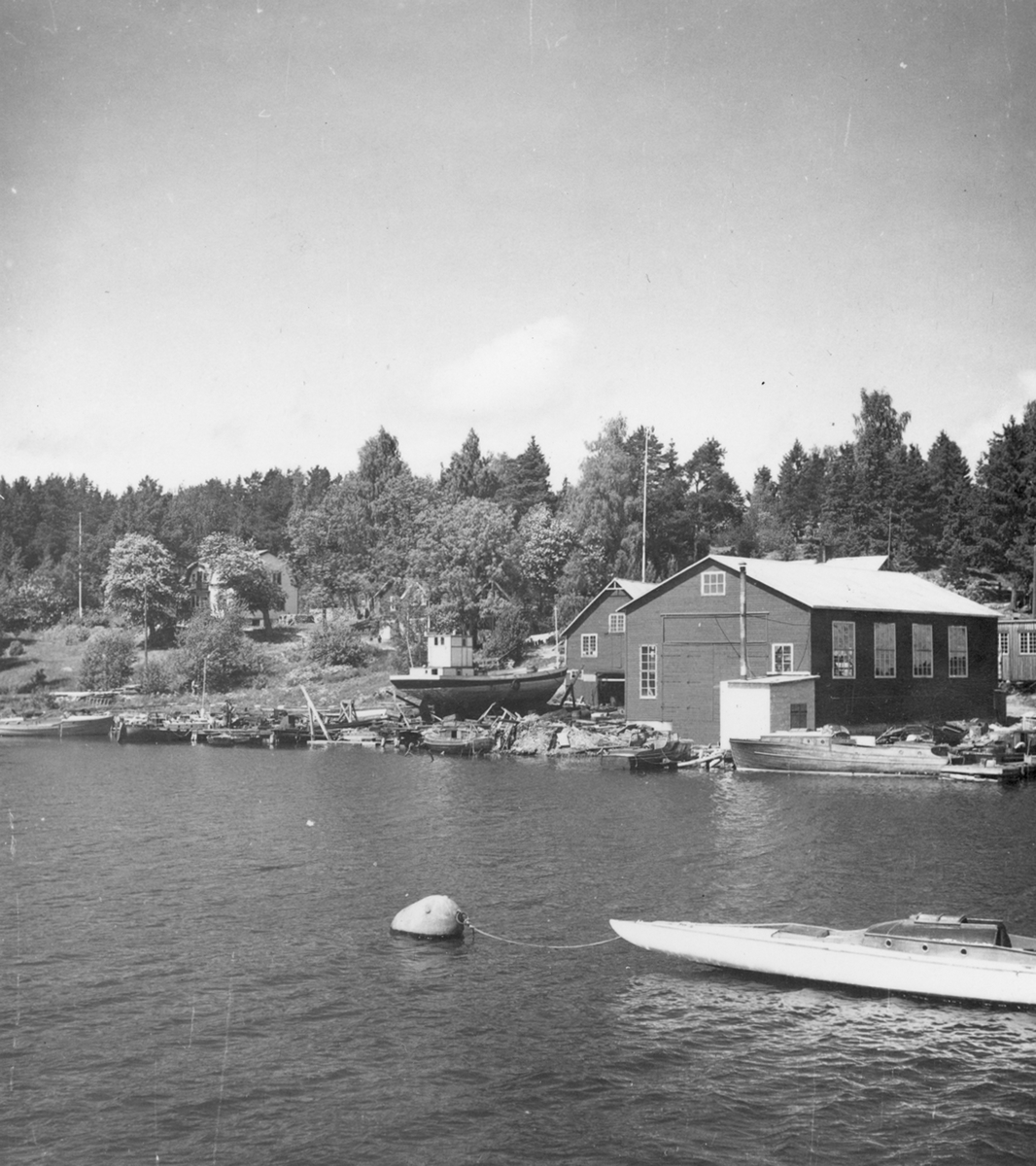 Uppland, Stockholms län, Frötuna skeppslag, Länna socken, Bergshamra. Parti av Bergshamra varv och verkstad från StO. juni 1950
