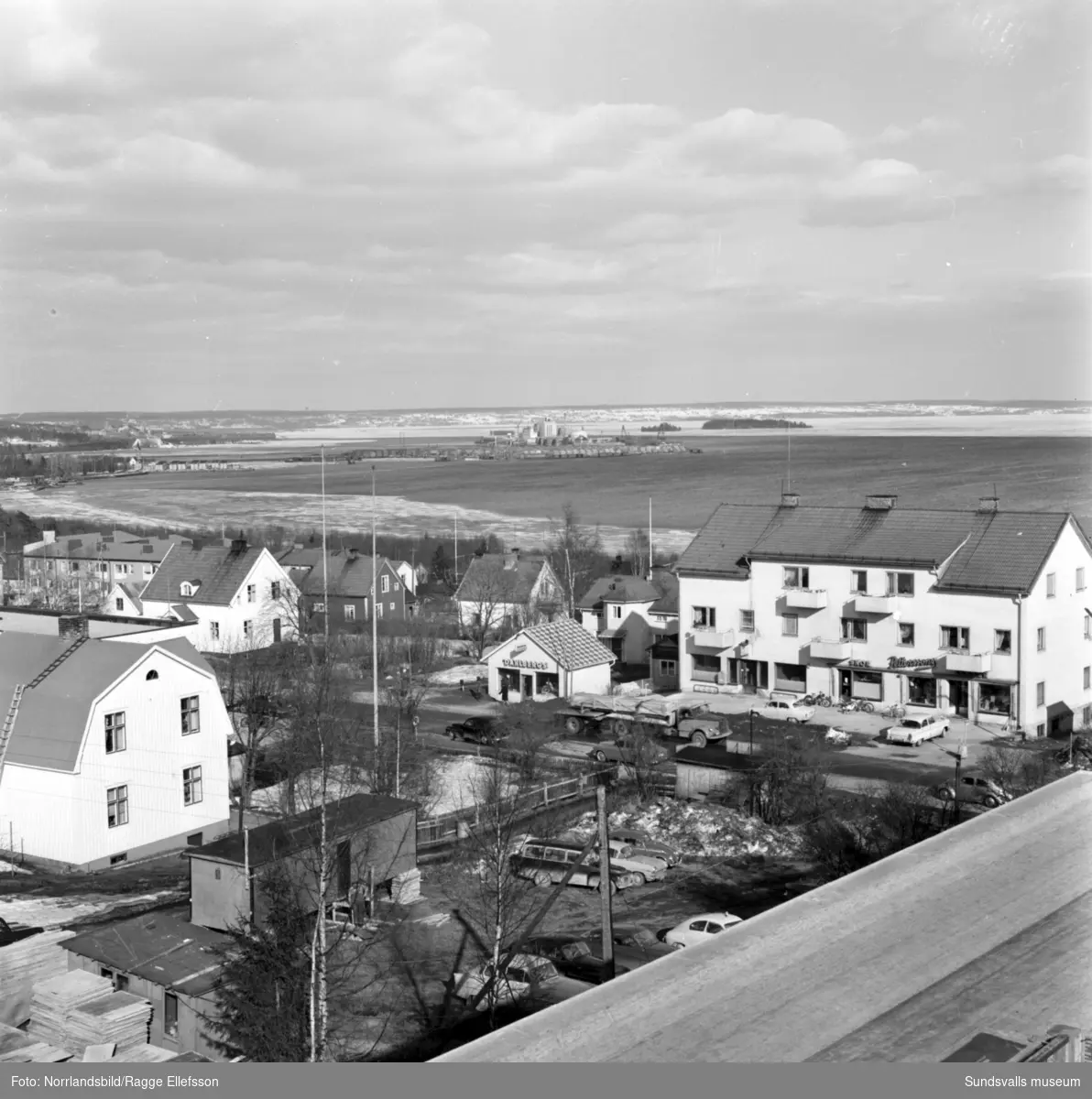 Utsiktsbilder över Timrå köping fotograferat från taket på ett av husen vid Skogsvägen.