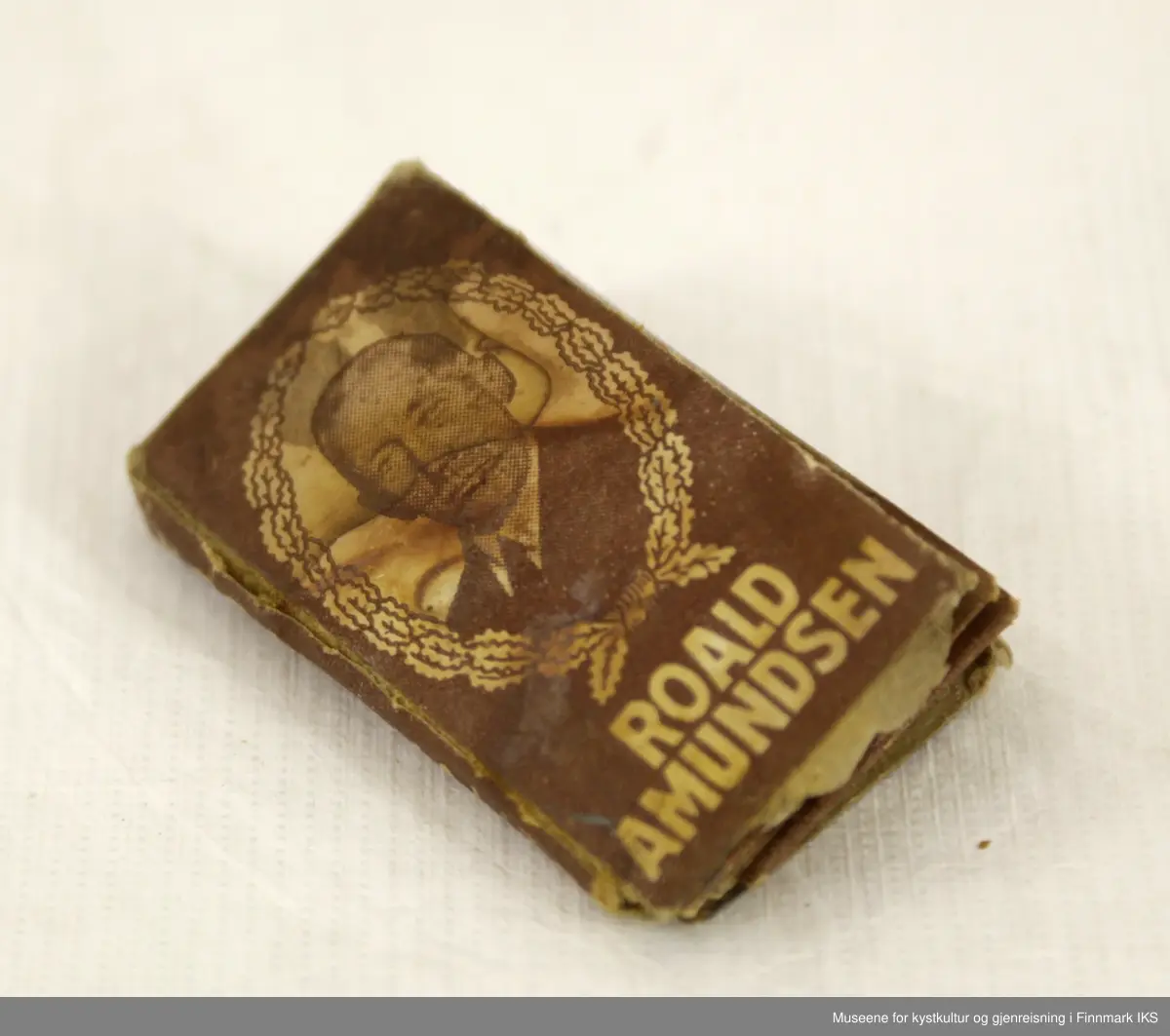 Barberbladpakken er utført i brun og kremhvit papp med portrett av Roald Amundsen på fremsiden. Pakken inneholder 5 barberblad enkeltvis innpakket, alle merket med produsentnavn og bilde av Roald Amundsen. Barberbladene er sterkt korroderte og derfor svært skjøre. Emballasjen bærer preg av vannskade.