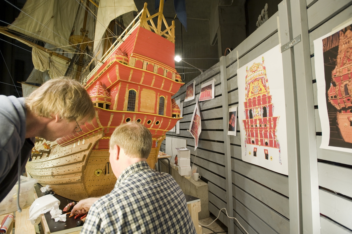 Bemålningen av Vasa-modellen i skala 1:10. Modellbyggarna Jan Claesson och Stefan Bruhn i arbete.