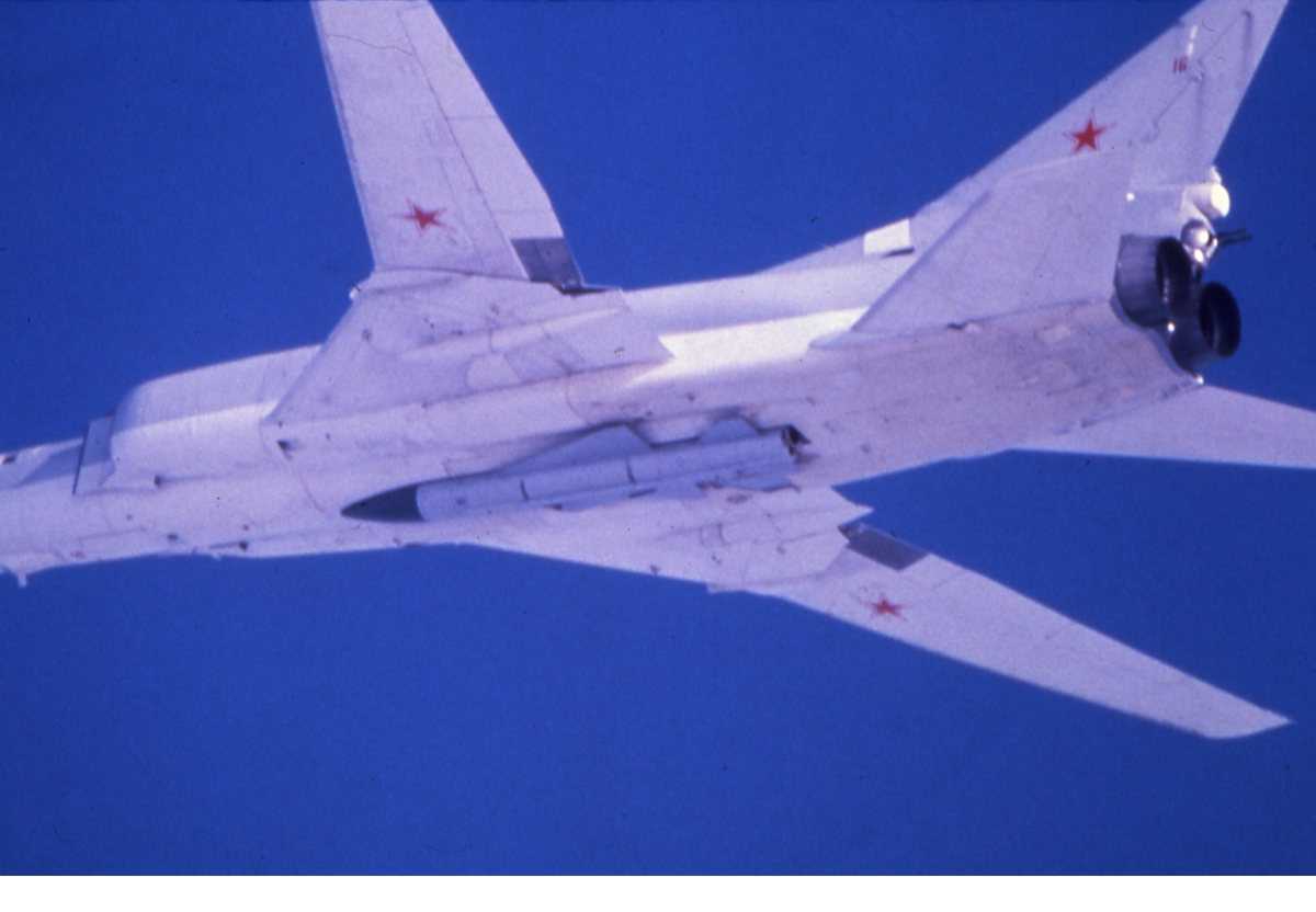 Russisk fly av typen Backfire B med et missile montert under. Flyet har nr. 16.
