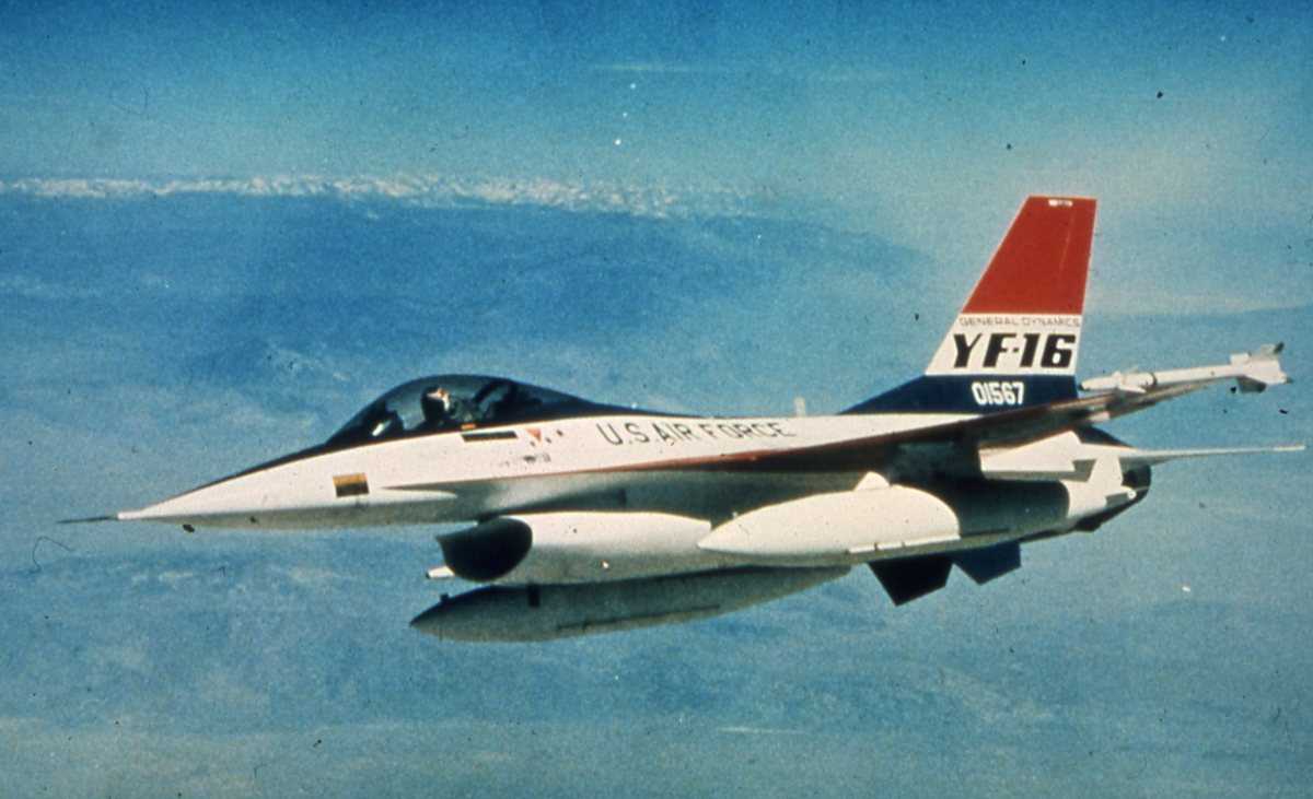 Amerikansk fly av typen F-16 Falcon. Reklameversjonen.