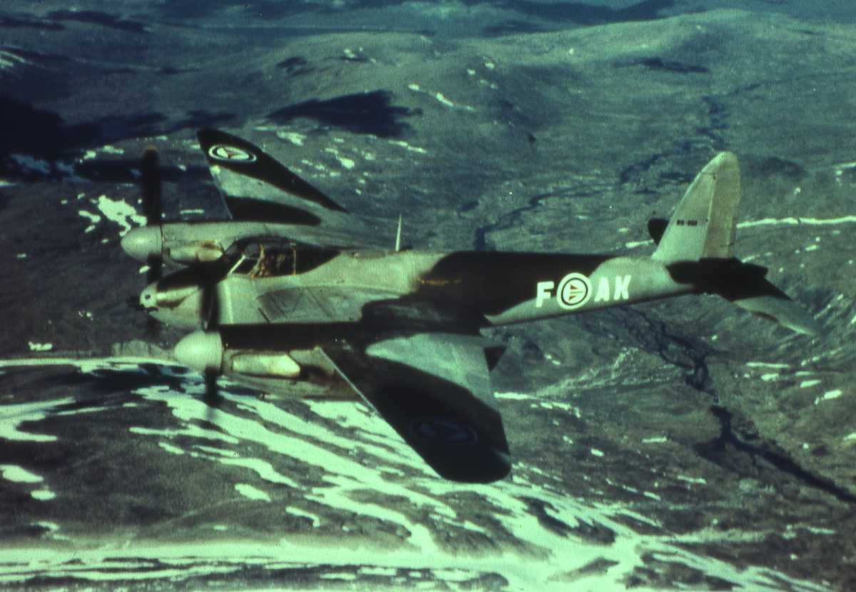 DeHavilland Fb.Mk.VI Mosquito, med kjennetegn AK-F, i luften et sted i Norge, og som tilhører 334 skvadronen.