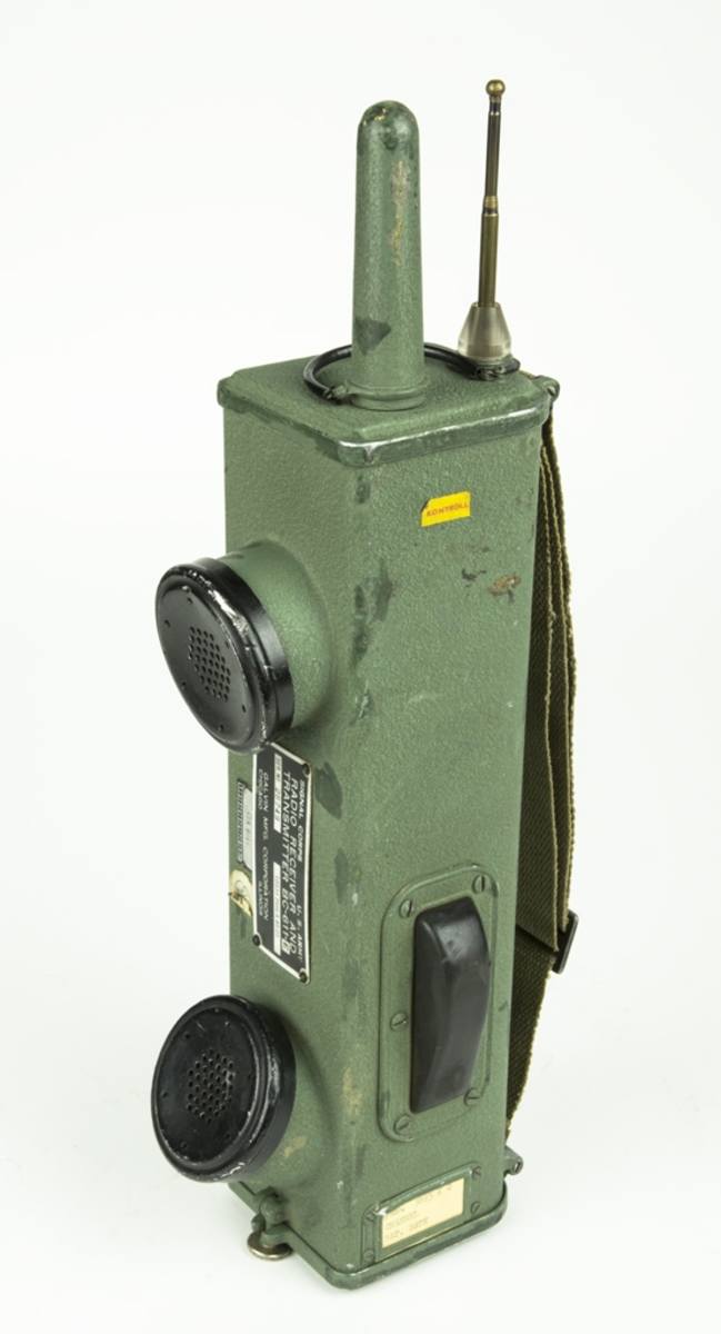 Bärbar radiostation, typ walkie talkie. Beteckning: SCR-536. Denna Handy -Talkie tillhör utrustningen i Tmr 10. Avlång modell med bärhandtag av tyg på ena sidan. Antenn i kortänden.